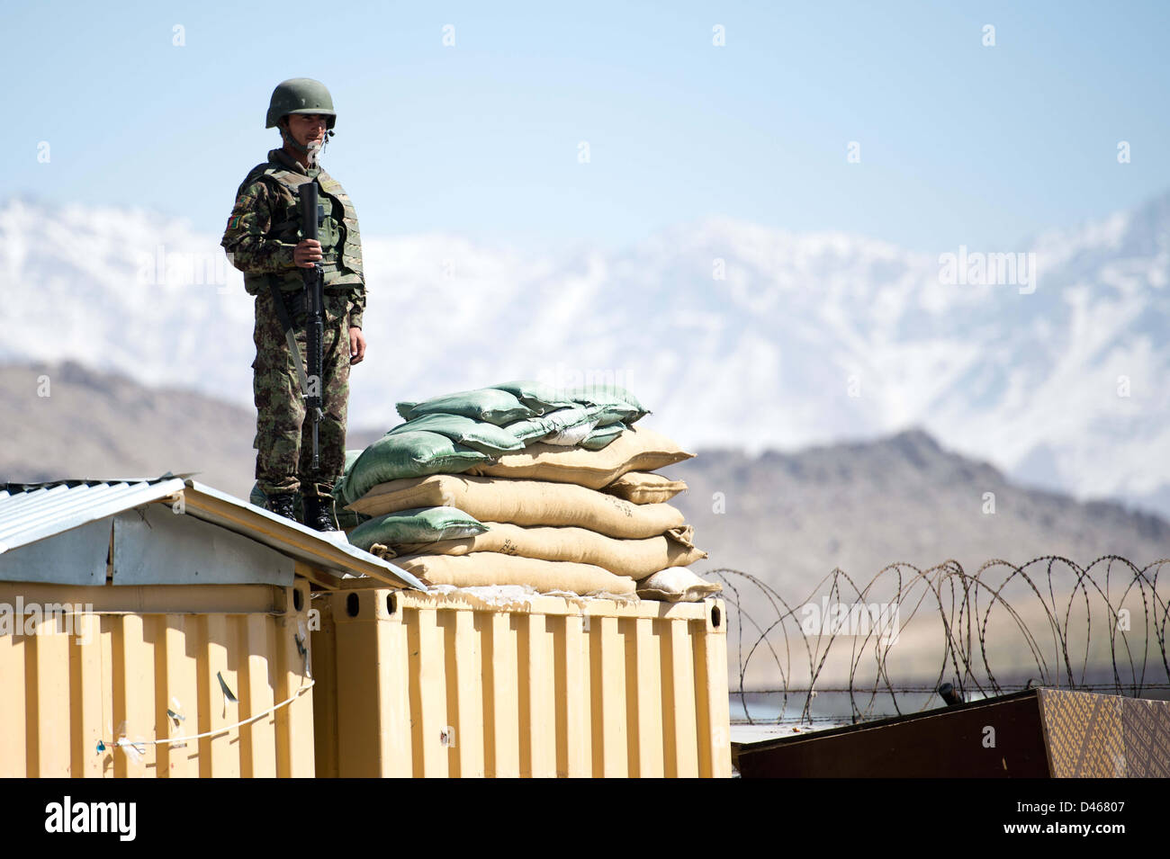 Un soldato dell'Esercito nazionale afgano ripari la scuola di logistica dell'esercito afghano, a Kabul, Afghanistan, 06 marzo 2013. La scuola di logistica è supportato da soldati tedeschi. Foto: Maurizio Gambarini Foto Stock