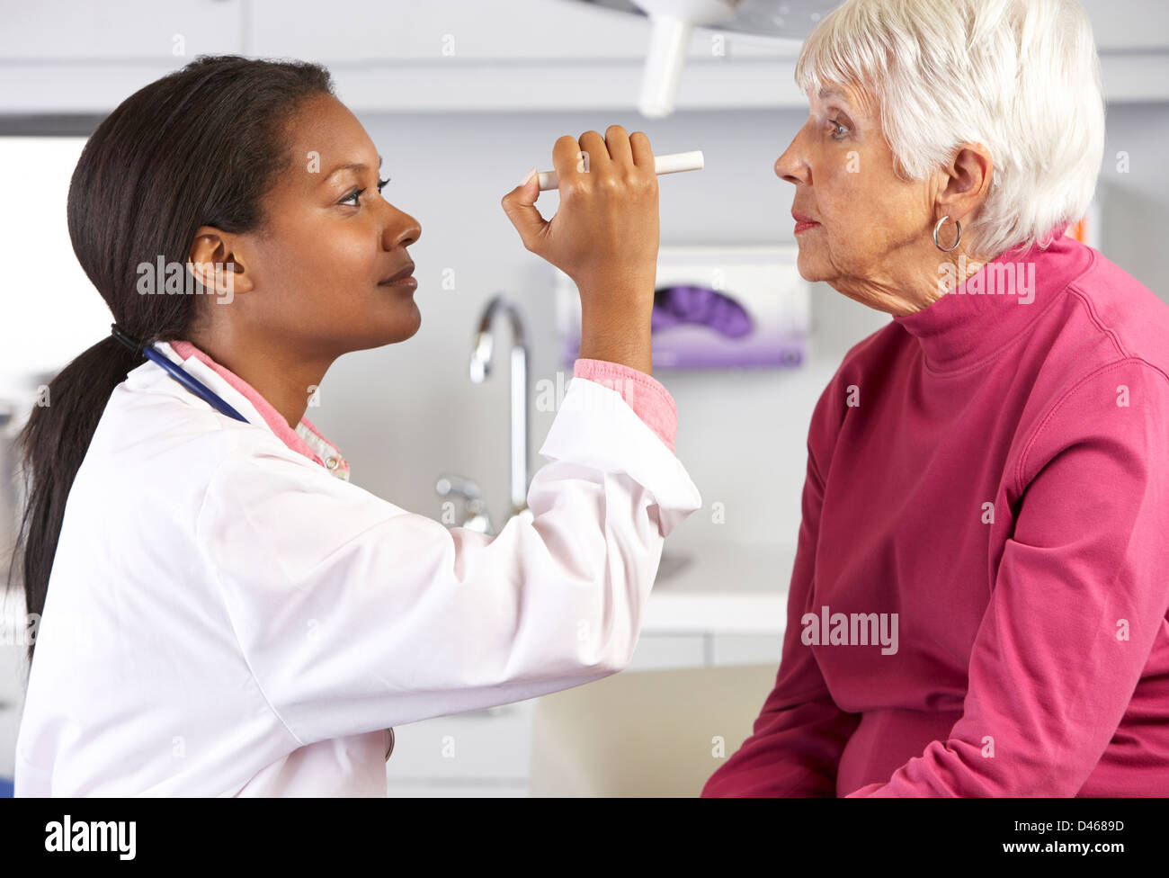Esame medico Senior paziente femmina agli occhi Foto Stock