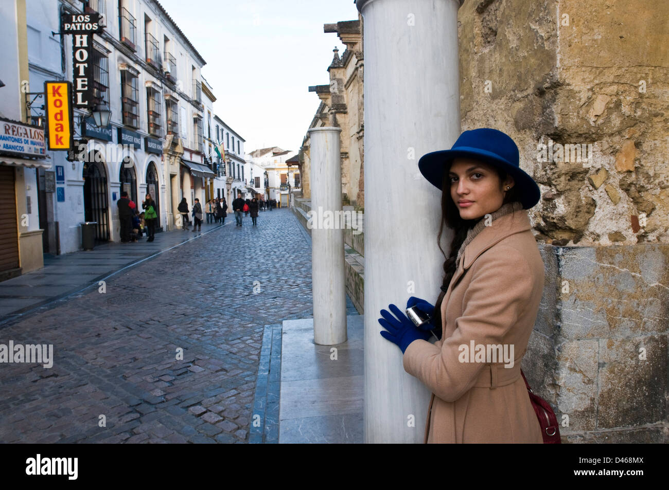 Giovane donna latina di fronte alla cattedrale di Cordoba Foto Stock