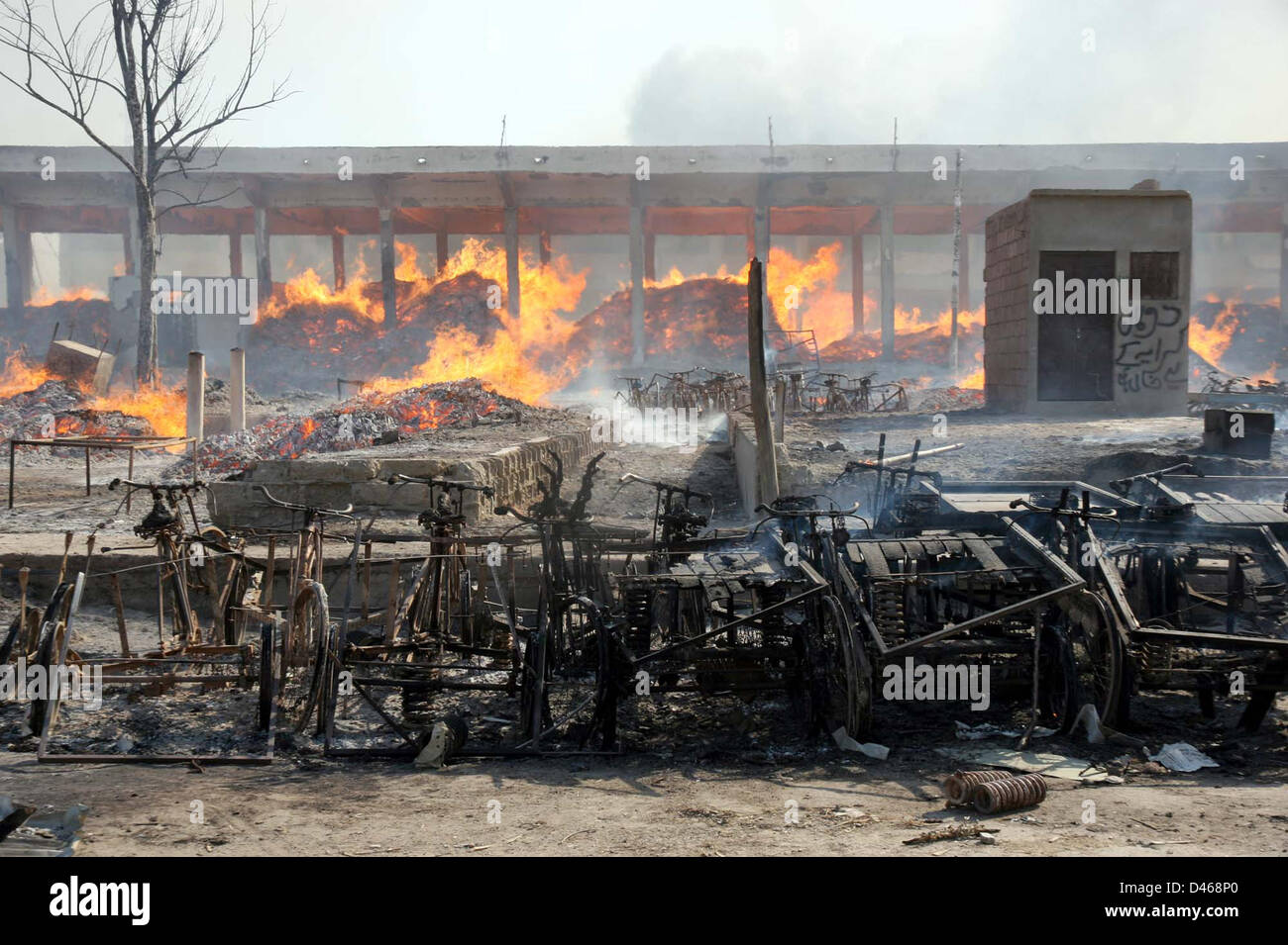 Di Karachi, Pakistan. Il 6 marzo 2013. Vista di incendio scoppiato in un magazzino nel nuovo Sabzi mandi alla superstrada principale a Karachi il mercoledì. Secondo i vigili del fuoco fonte di incendio scoppiato in un magazzino e improvvisamente si è diffuso e avvolti a più di 400 negozi, bancarelle, negozi e ristoranti e negozi di tè. I rapporti iniziali suggerite le perdite di milioni di rupie; tuttavia, nessun incidente è stato segnalato. Credito: Asianet-Pakistan / Alamy Live News Foto Stock