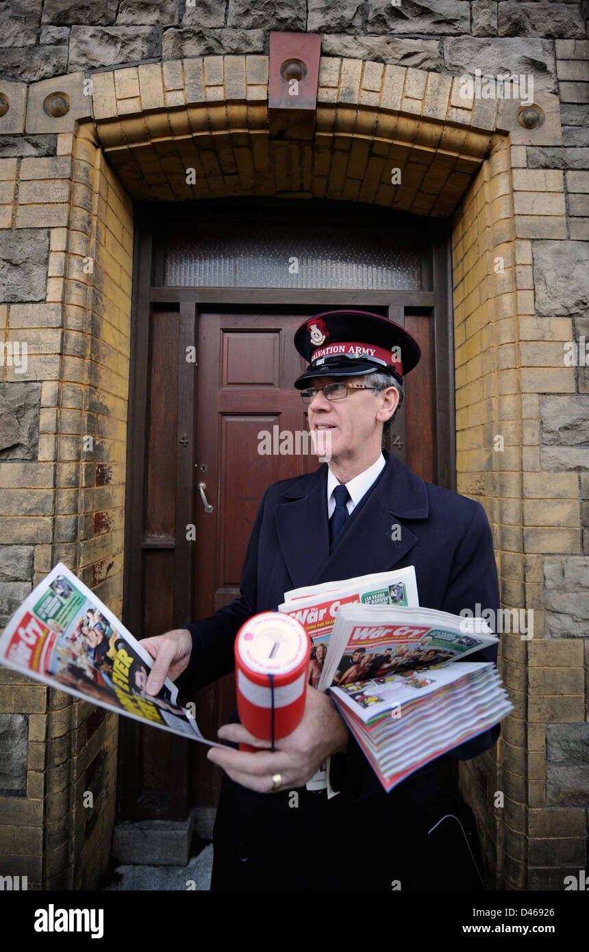 Un esercito della salvezza volontario raccogliendo nel Galles del Sud città di Ebbw Vale REGNO UNITO Foto Stock