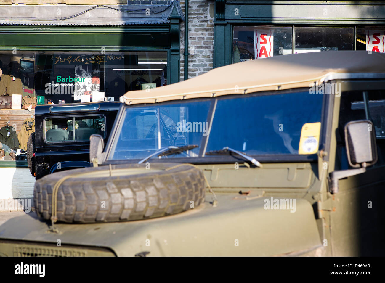 Land Rover di fronte all'aperto barbour negozio di abbigliamento in  Hay-on-Wye Foto stock - Alamy