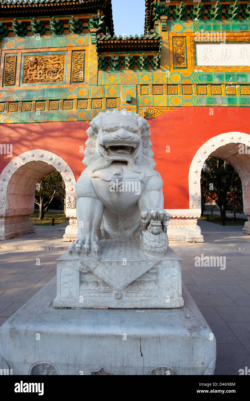 Antica leone di pietra e rosso cinese padiglioni Pechino città proibita,Cina Foto Stock