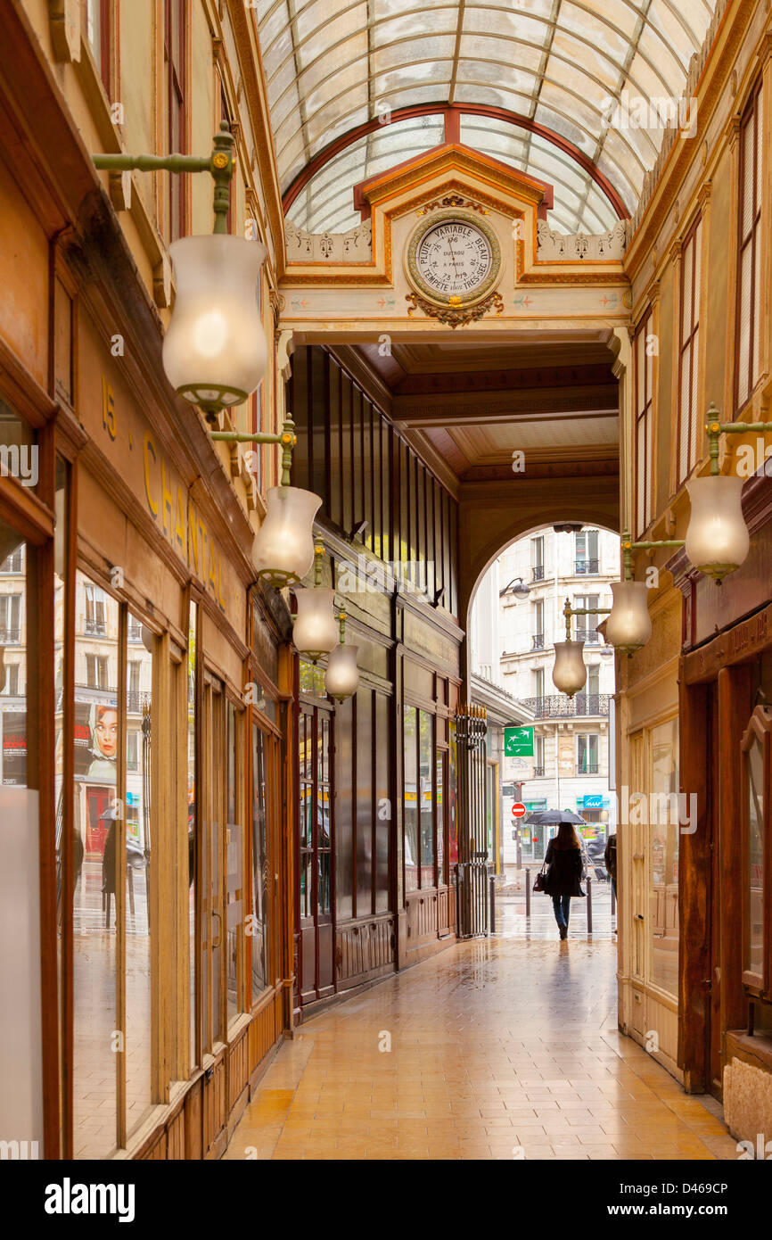 Passaggio di uscita Bourg l'Abbe - uno dei molti passaggi coperti a Parigi Francia Foto Stock