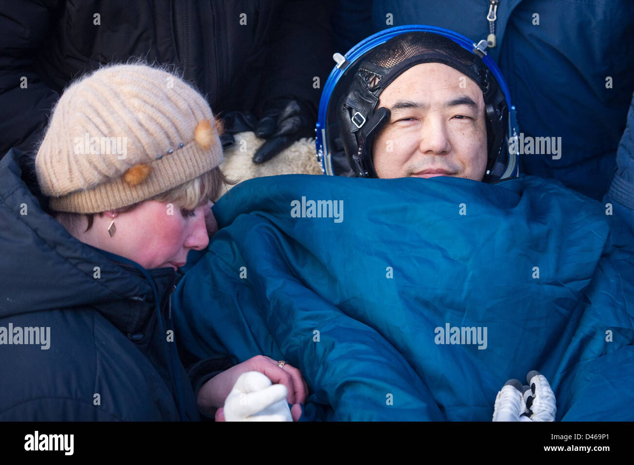 I membri dell'equipaggio della spedizione 29, tra cui l'astronauta Satoshi Furukawa, tornano sulla Terra dopo la loro missione a bordo della stazione spaziale Internazionale, atterrando in Kazakistan. Foto Stock