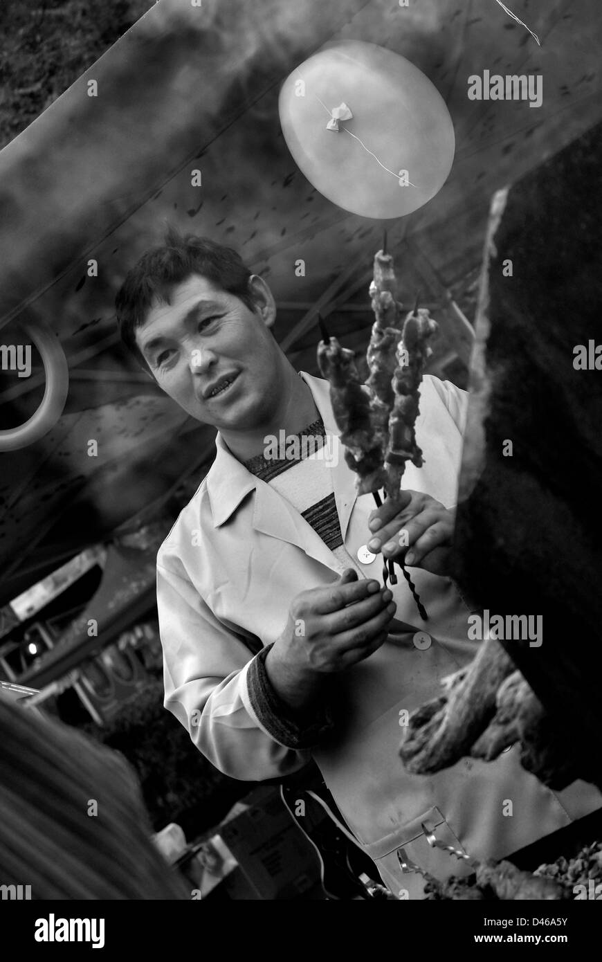 Venditore di kebab, Almaty, Kazakhstan Foto Stock