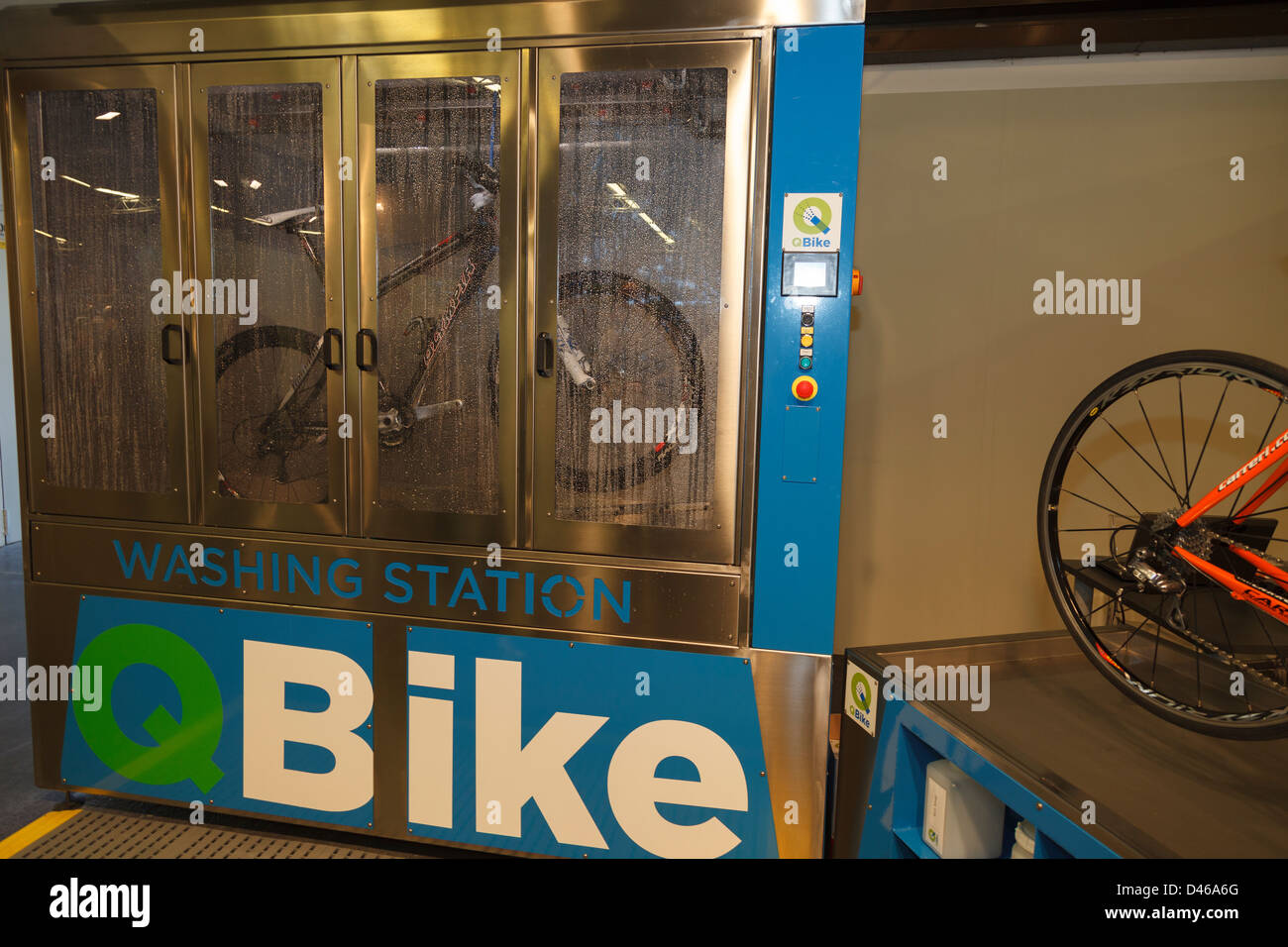 Lavaggio bici alla Stazione Centrale di Firenze bike festival 2013 Foto Stock