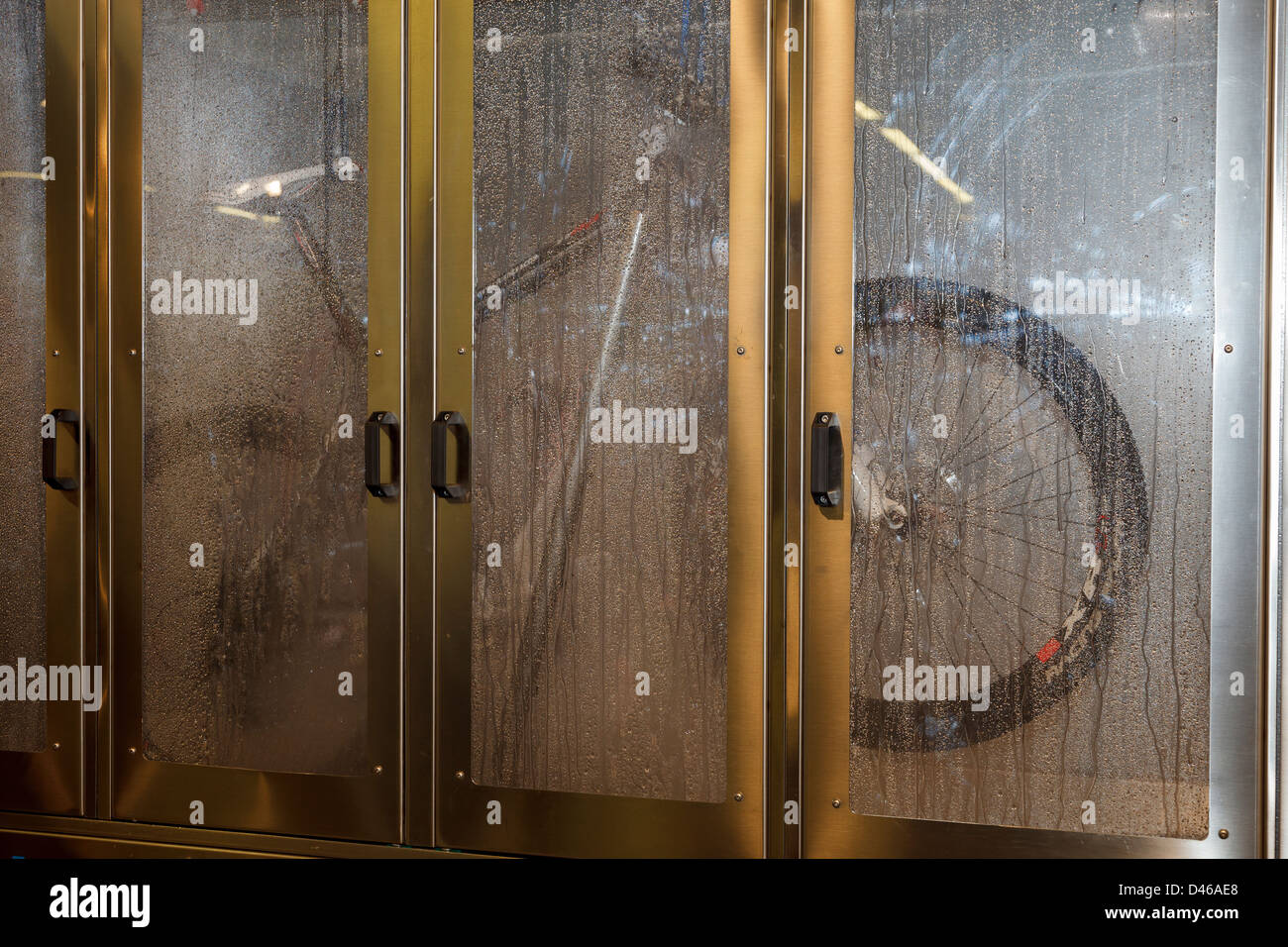 QBike stazione di lavaggio biciclette in azione Foto Stock