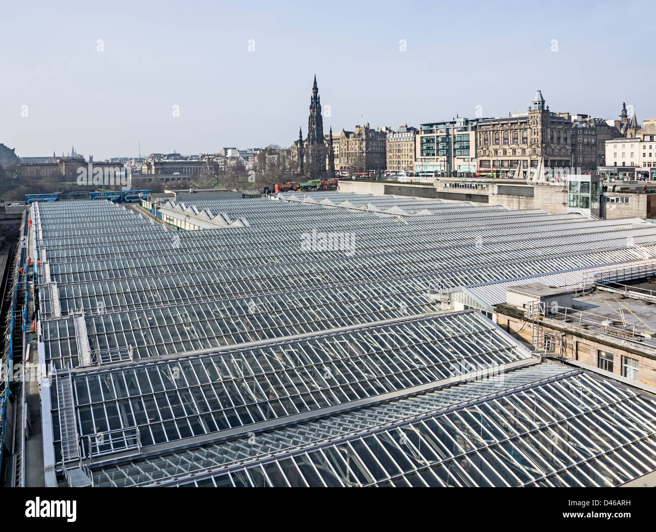 Il nuovo tetto sulla stazione ferroviaria di Waverley di Edimburgo in Scozia guardando ad ovest verso i giardini di Princes Street e il Monumento di Scott. Foto Stock