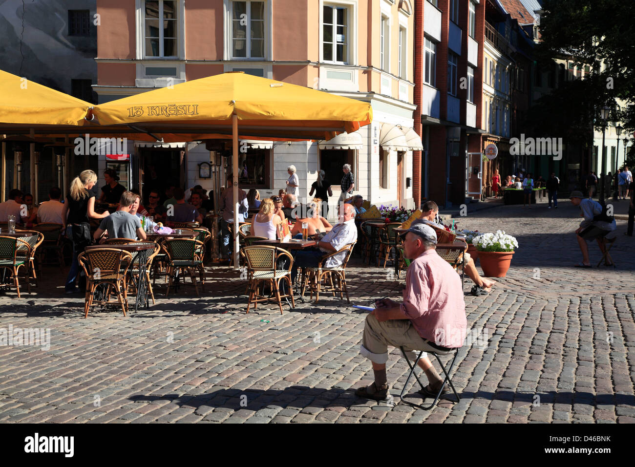 Cafe e ristorante a Doma Laukums Square, Riga, Lettonia Foto Stock