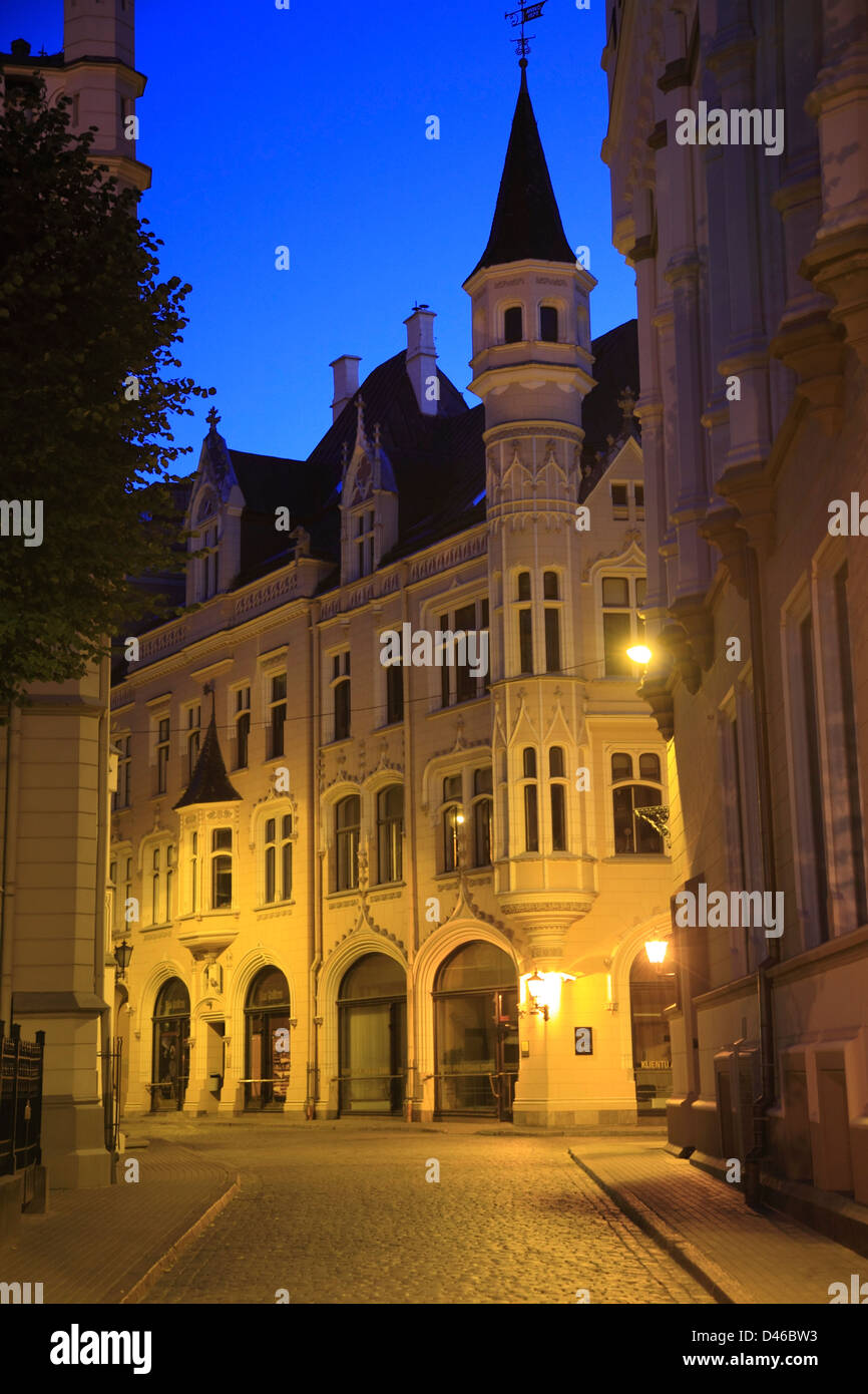 Street la sera presso la città vecchia di Riga, Lettonia Foto Stock