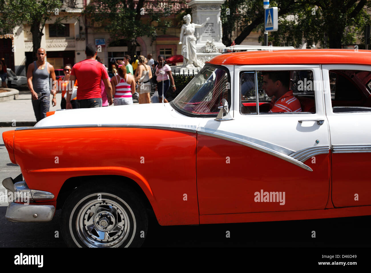 Giovane uomo alla guida di una ben dipinto anni cinquanta la vettura americana in Havana Cuba, le vetture sono spesso indicati come "Yank tanks'. Foto Stock