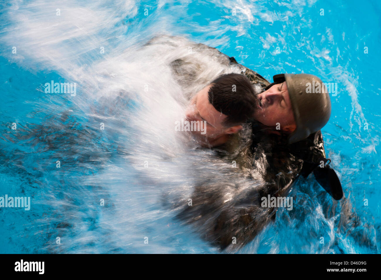 Un marine statunitense esegue un trapano di soccorso durante il Marine Corps Swim Instructor Marzo 5, 2013 al Marine Corps base Camp Lejeune, NC. Foto Stock