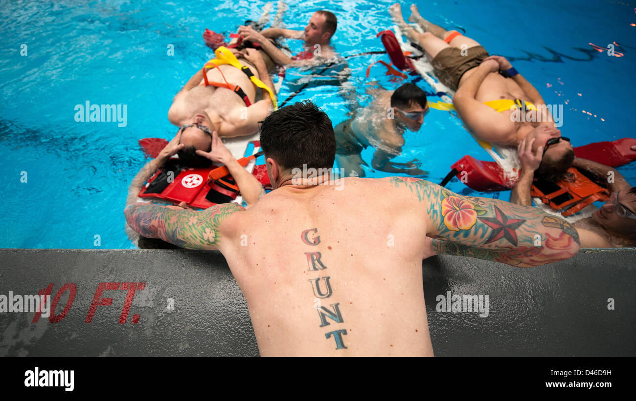 Un marine statunitense istruttore dimostra la tecnica adeguata per trattare la testa, il collo e le lesioni spinali in acqua durante la Marine Corps Swim Instructor Marzo 5, 2013 al Marine Corps base Camp Lejeune, NC. Foto Stock