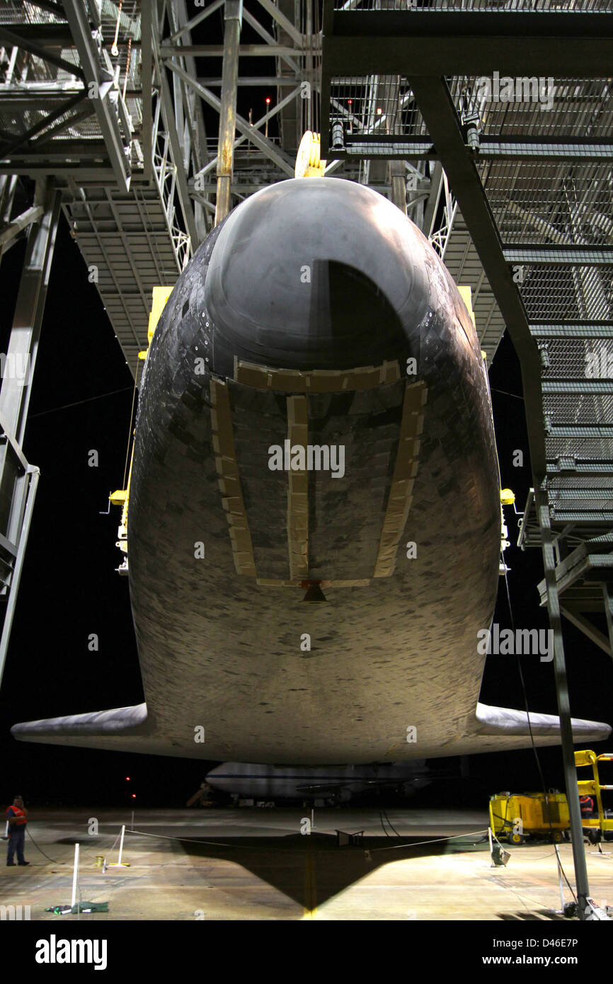 La NASA prepara lo Space Shuttle Discovery per il suo compagno allo Shuttle Carrier Aircraft (SCA) al Kennedy Space Center, Florida, in preparazione per il suo ultimo viaggio al National Air and Space Museum dello Smithsonian. Foto Stock