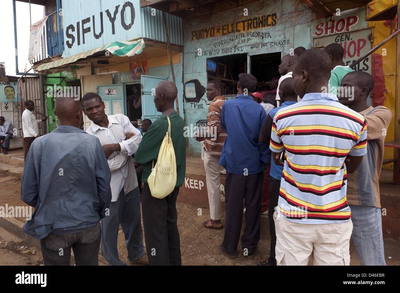 Nairobi, in Kenya. Il 6 marzo 2013. I keniani monitorare elezioni presidenziali di report da un televisore a un negozio di elettronica. Ci sono stati gravi ritardi nel conteggio dei voti come il sistema di voto elettronico è andato in crash. Elettorale Indipendente i confini e la Commissione (IEBC) ha detto il risultato presidenziale sarebbe annunciato da Venerdì. (Credito Immagine: © Ric Francesco/ZUMAPRESS.com) Foto Stock