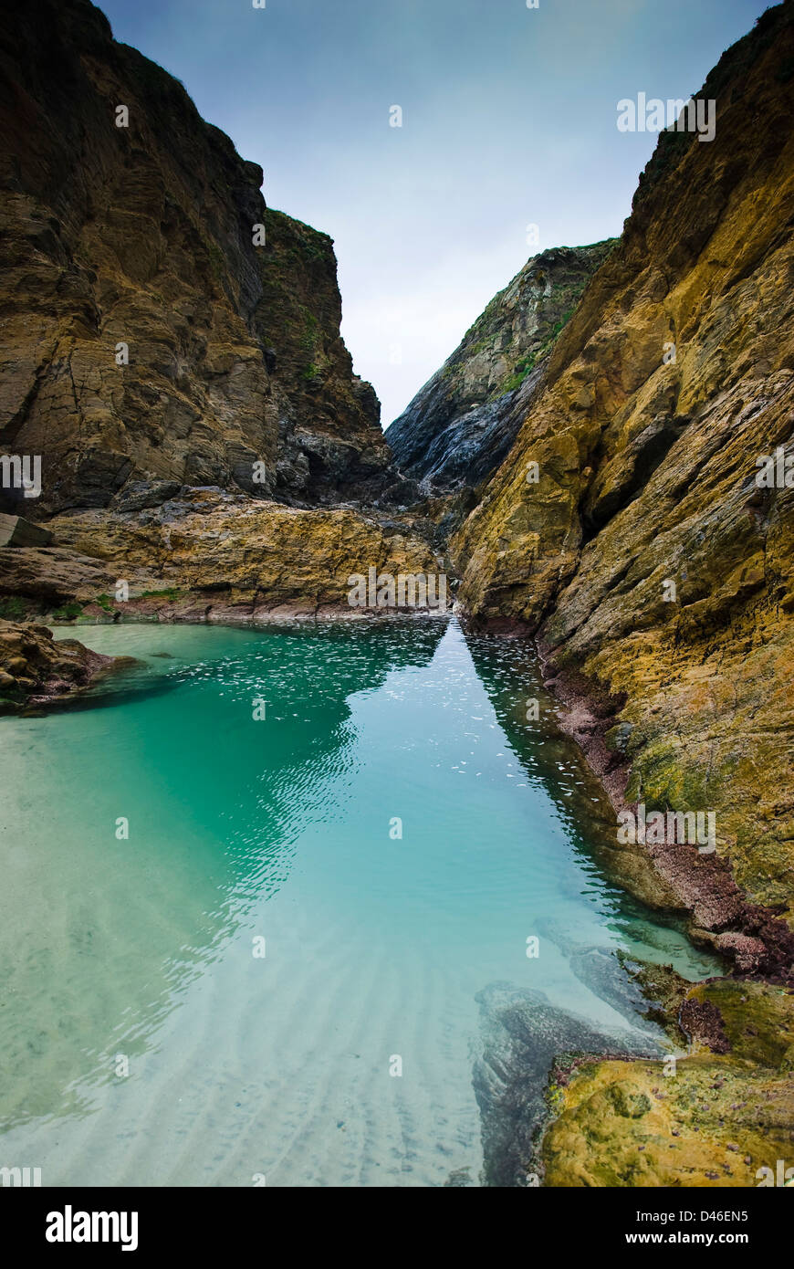 Rocce sulla spiaggia di Santa Comba in costa della Galizia , Oceano Atlantico, Spagna Foto Stock