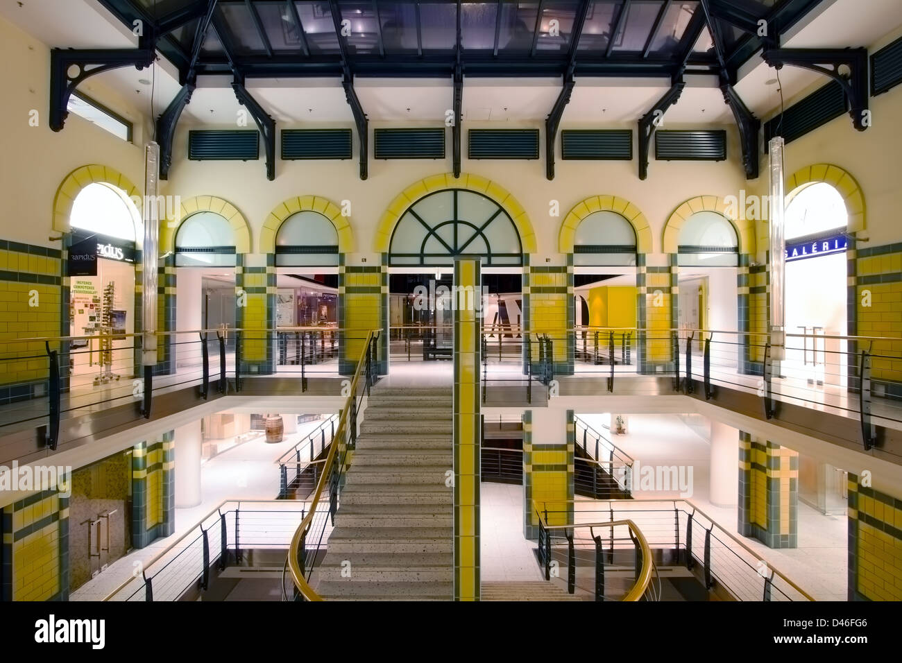 Vuoto Shopping Mall Plaza a Budapest Ungheria Millenium Centre Foto Stock