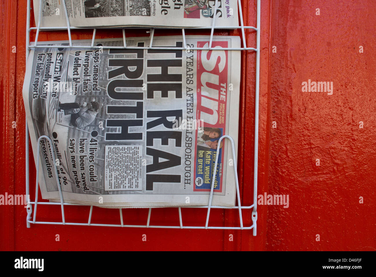 Il giornalaio rack che mostra la pagina anteriore del sole con "La Verità Reale' headline circa Hillsborough inchiesta, 13 settembre 2012. Foto Stock