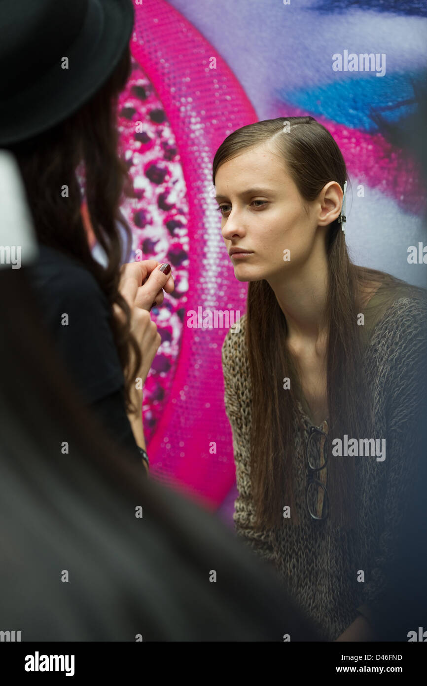 Parigi, Francia. 6 Marzo, 2013. Dietro le quinte durante la sfilata di moda della alludono FallWwinter 2013/2014 collezione presentata durante il Paris pret-a-porter della settimana della moda di Parigi, 6 marzo 2013. Il Paris pret-a-porter sfilate di moda fino al 6 marzo 2013. Foto: Jan Haas/picture alliance/Alamy Live News Foto Stock