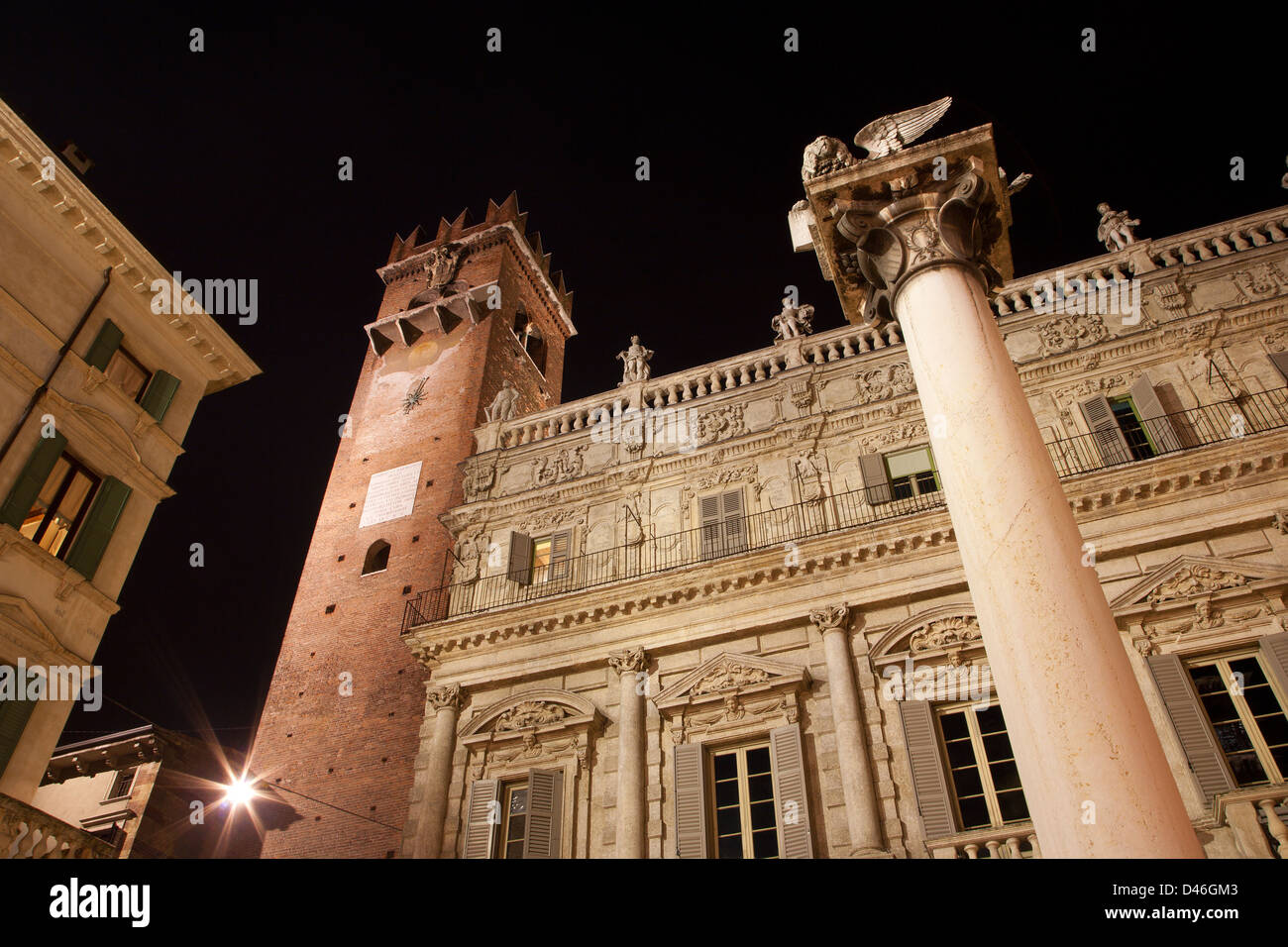 Verona - Porta Leona e Palazzo Maffei e st. Contrassegnare la colonna da Piazza Erbe di notte Foto Stock