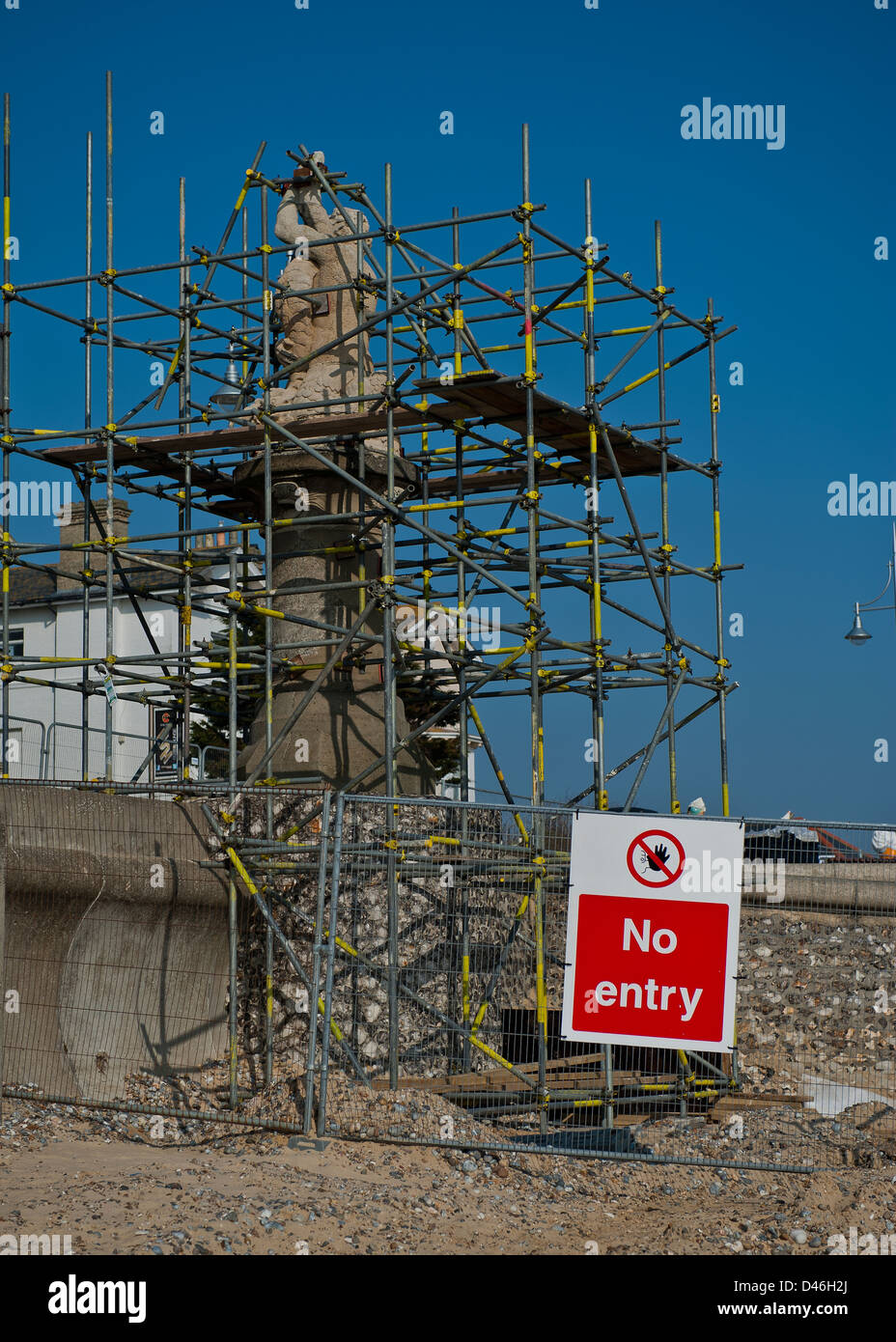Statua sul lungomare di Lowestoft impresa riparazione urgente. Segnale di divieto di accesso alla spiaggia. Nessun accesso pubblico. Foto Stock