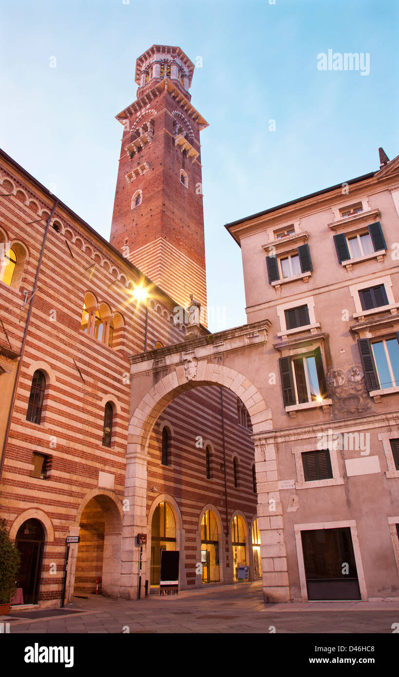 Verona - Torre dei Lamberti nel crepuscolo da Piazza dei Signori Foto Stock
