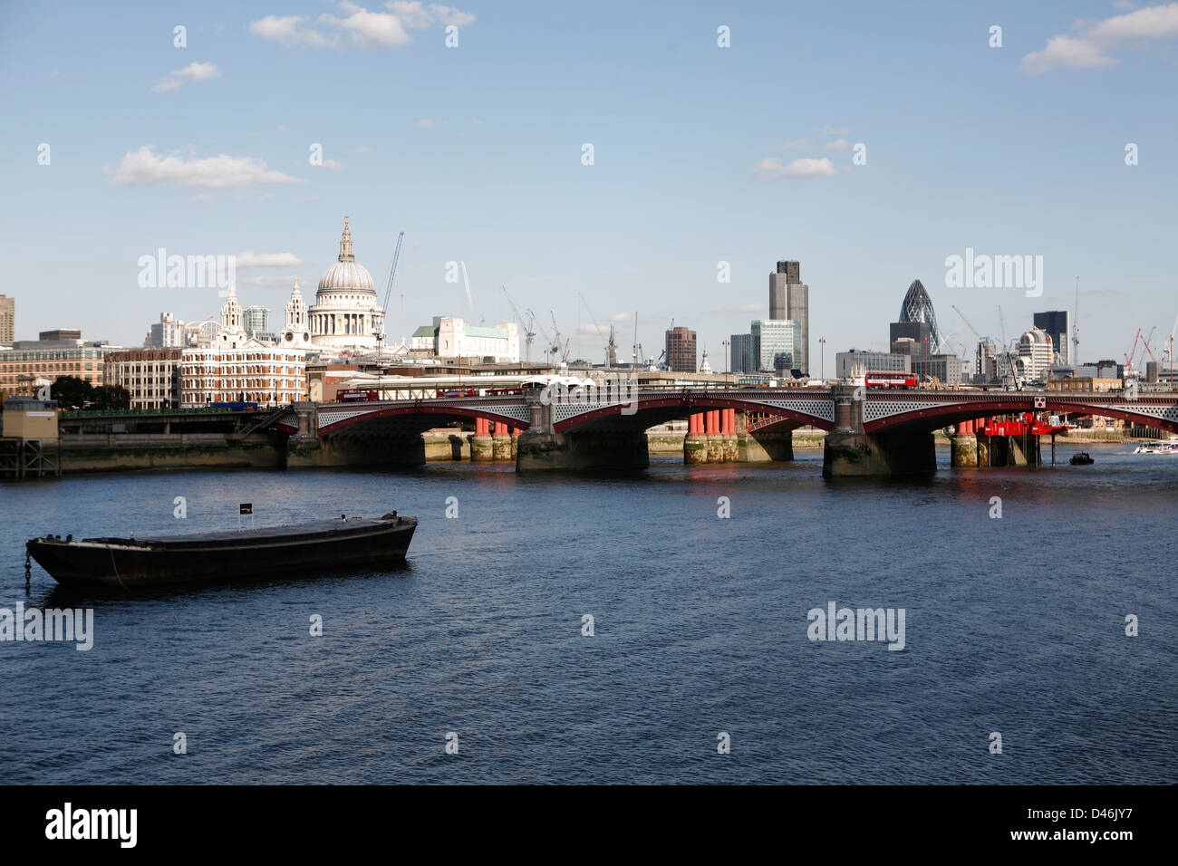 Paesaggio di Londra da Waterloo, Blackfriars Bridge, San Paolo, torre 42 e il cetriolino Foto Stock