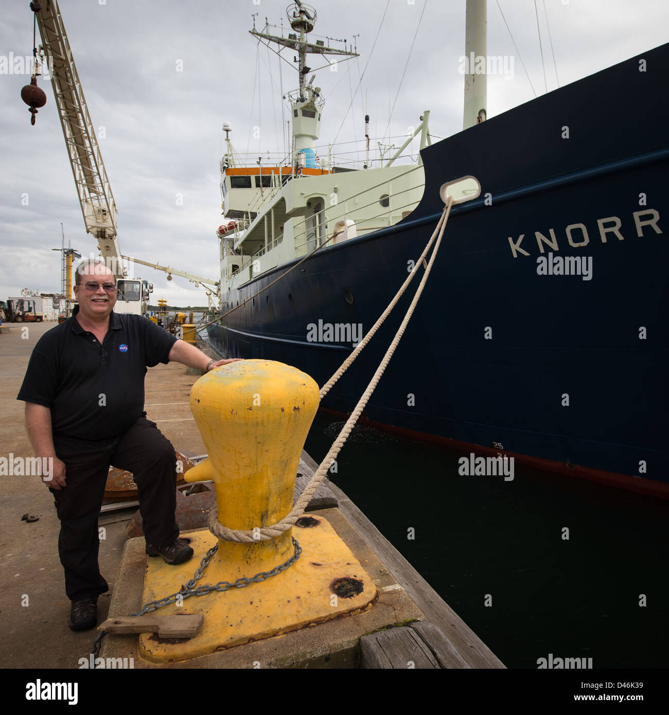 I processi di salinità nell'Upper Ocean Regional Study (SURS) si concentrano sulla comprensione del ruolo della salinità nelle correnti oceaniche e del suo impatto sul clima globale. La nave di ricerca della NASA, Knorr, conduce studi nell'Oceano Atlantico, raccogliendo dati chiave per l'oceanografia. Foto Stock