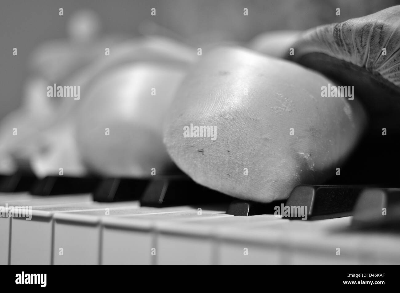 Pointe scarpe da ballo in appoggio su un piano le chiavi in bianco e nero Foto Stock