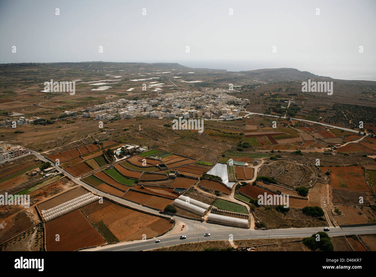 Città in Malta dall'aria, circondato da terreni agricoli e industria Foto Stock