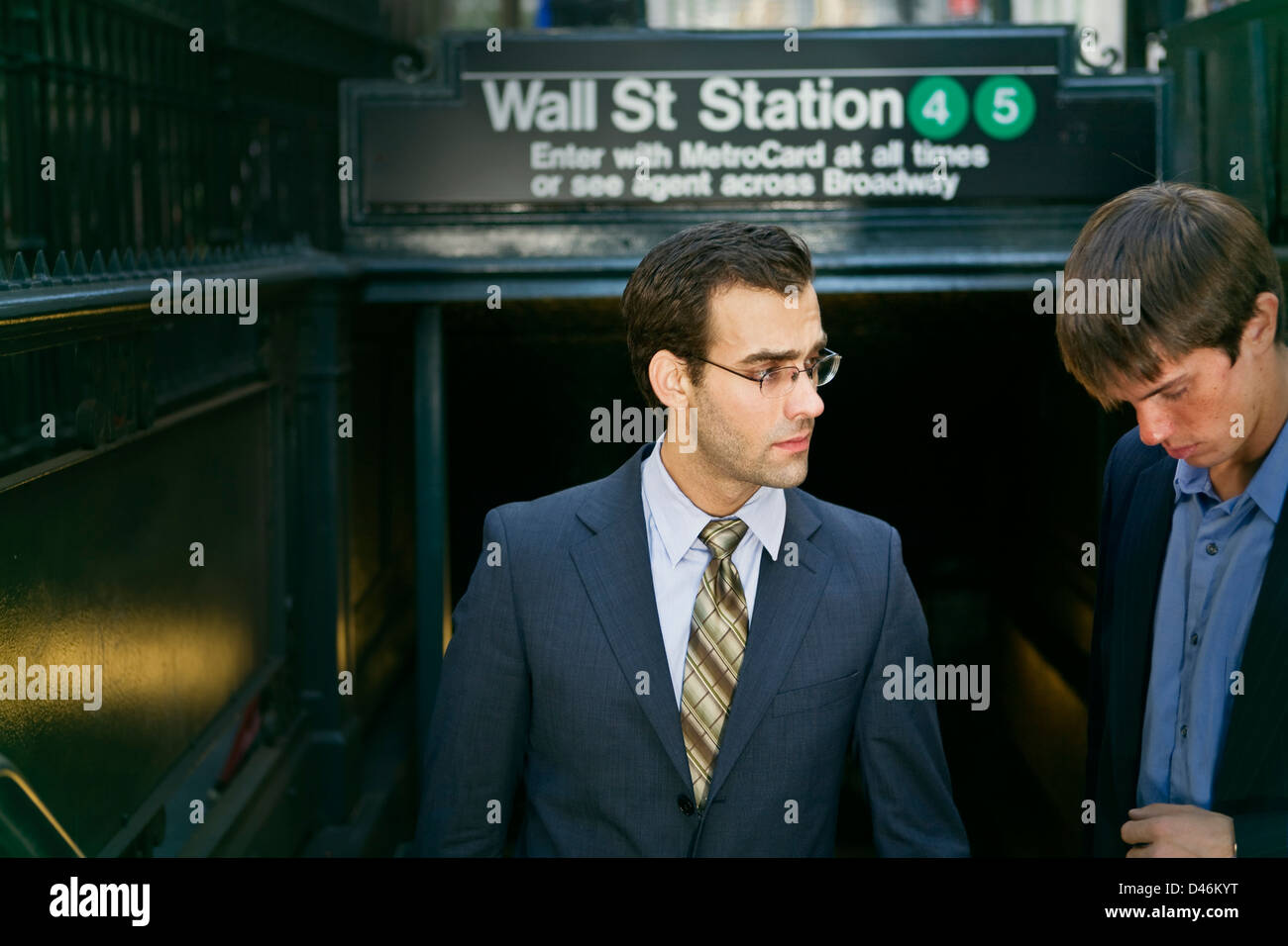 Due operatori per discutere lo stato dell economia e commercio, uscendo dalla metropolitana sul modo di lavorare. Foto Stock