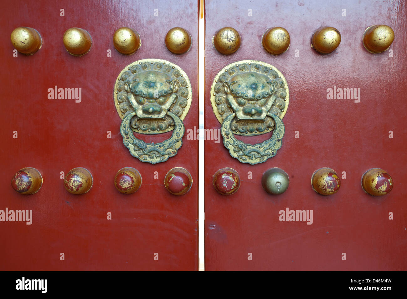 Design tradizionale porta rossa con bronzo dot al Tempio del Cielo a Pechino in Cina Foto Stock