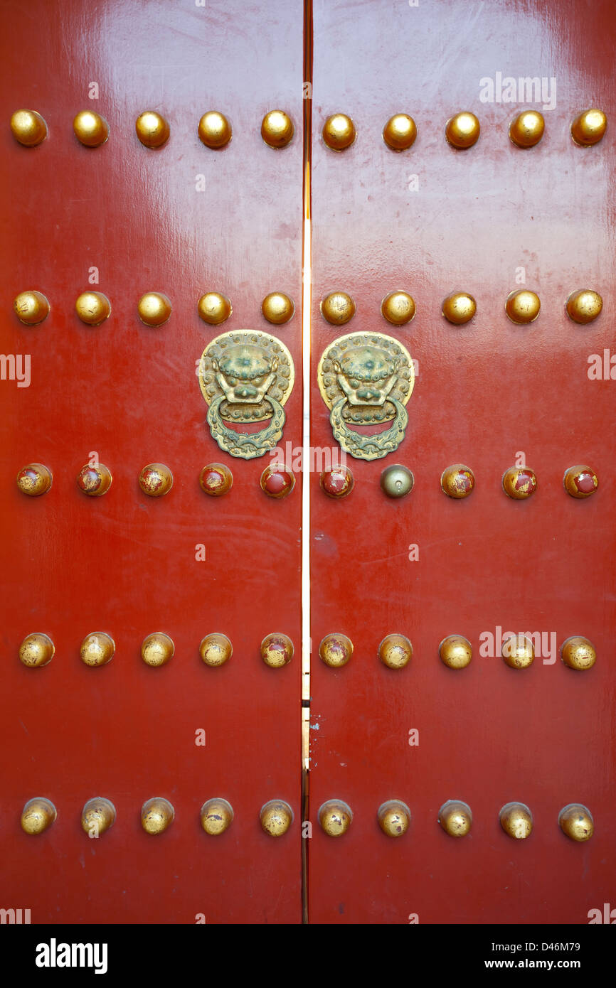 Design tradizionale porta rossa con bronzo dot al Tempio del Cielo a Pechino in Cina Foto Stock