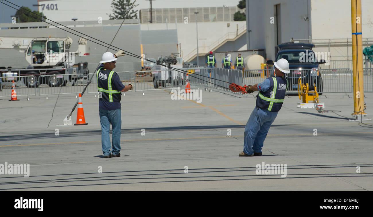 Lo Space Shuttle Endeavour è stato preparato per il trasporto all'aeroporto internazionale di Los Angeles (LAX) dopo la sua missione finale. L'arrivo della navetta segnò la fine del suo programma di volo spaziale e l'inizio della sua esposizione come pezzo da museo. Foto Stock