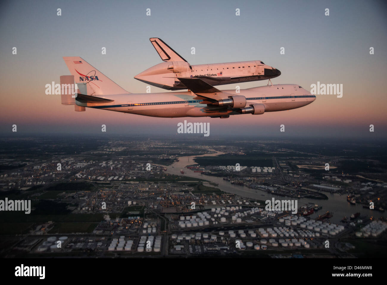 Adoperano traghettato dalla SCA fly-over Houston, TX (JSC2012E216913) Foto Stock