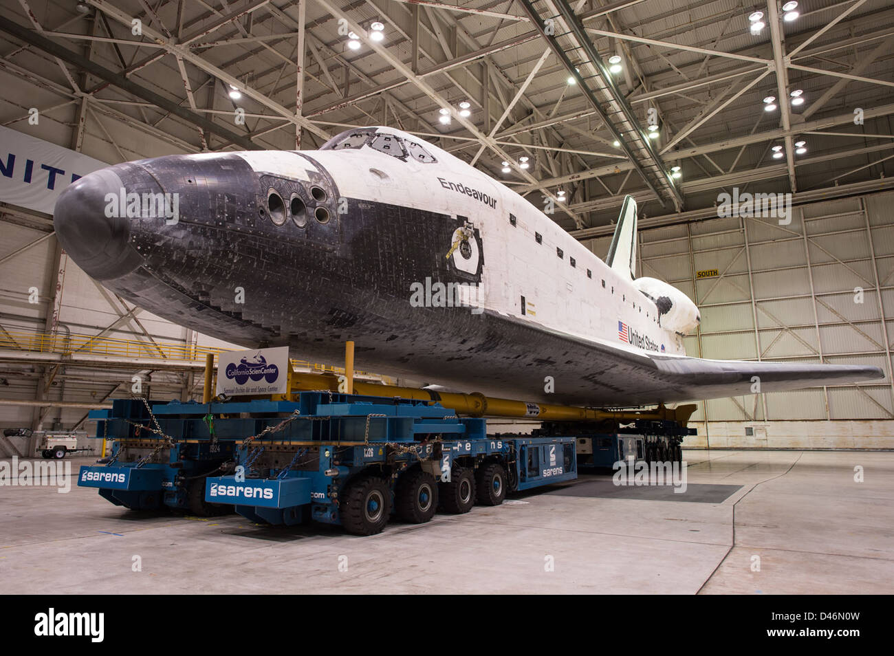 Lo Space Shuttle Endeavour è stato spostato dal suo hangar a un luogo espositivo in California, passando da una navicella spaziale operativa a una mostra museo, preservando la sua storia e il suo patrimonio pubblico. Foto Stock