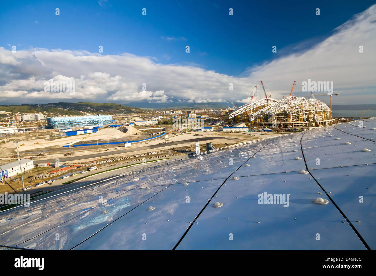 Vista Generai del Parco Olimpico, 12 novembre 2012 - Olympic anteprima : (L-R) il pattinaggio Iceberg Palace, il pattinaggio artistico e di short track pattinaggio di velocità il luogo e il Fisht Stadio Olimpico, le cerimonie di apertura e di chiusura sede per la Sochi 2014 Olimpiadi invernali, si è visto all'Olympic Park in Russia. (Foto di Olympstroy via AFLO) Foto Stock