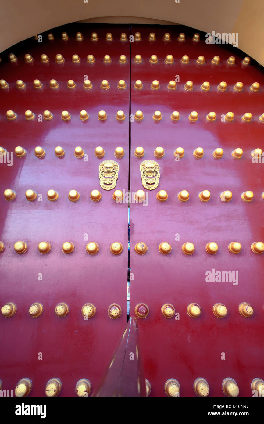 La tradizione cinese porta rossa al Tempio del cielo di Pechino che è uno del punto di riferimento di Pechino Foto Stock