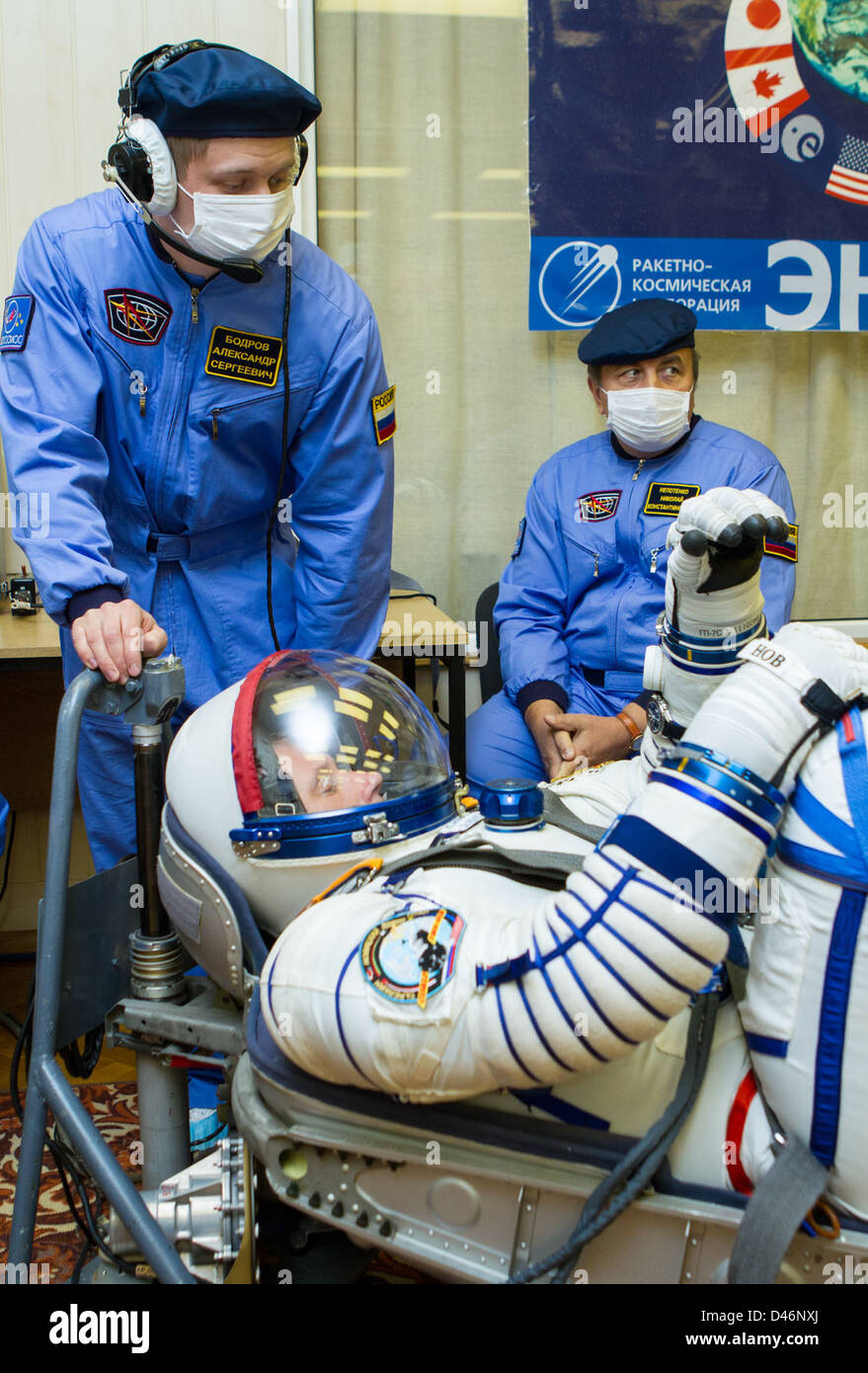 Il cosmonauta Oleg Novitskiy indossa una tuta spaziale russa Sokol prima della spedizione 33 alla ISS, garantendo protezione durante il lancio e il rientro, con operazioni basate al cosmodromo di Baikonur, Kazakistan. Foto Stock