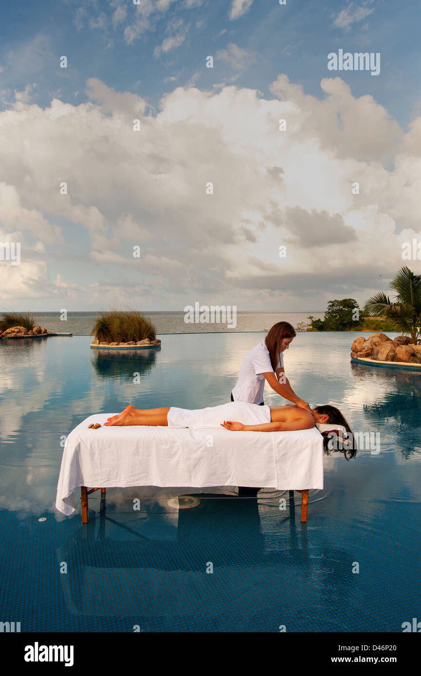 Massaggio a Pristine Bay Resort Foto Stock