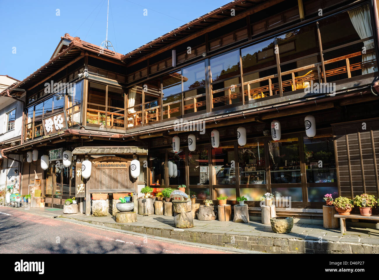 Tradizionale edificio di legno in Giappone, essendo utilizzato come un ristorante Foto Stock