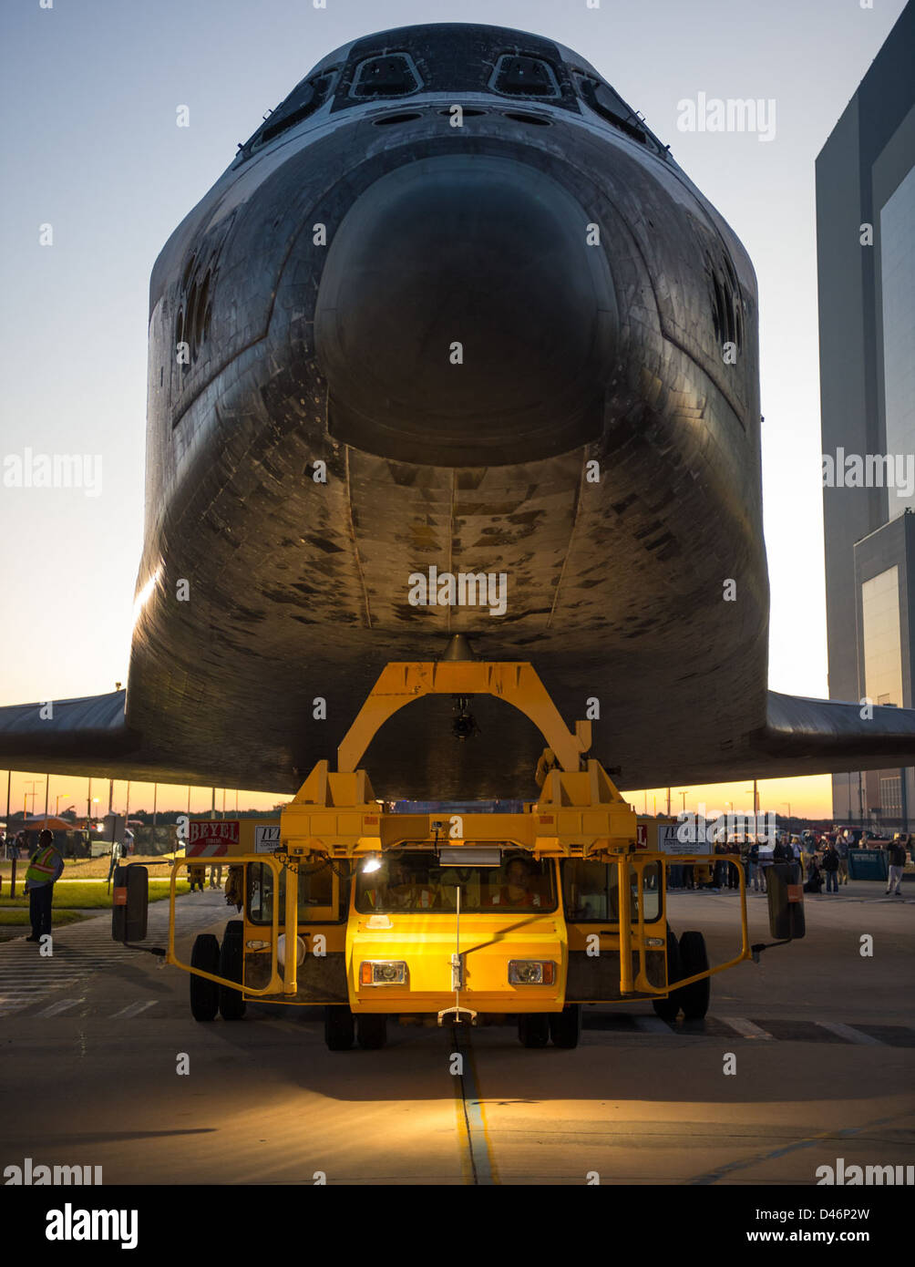 Lo Space Shuttle Atlantis è trasferito al Kennedy Space Center dopo il completamento delle sue missioni spaziali, segnando il ritiro e l'esposizione pubblica per l'istruzione, la conservazione storica e lo studio aerospaziale. Foto Stock