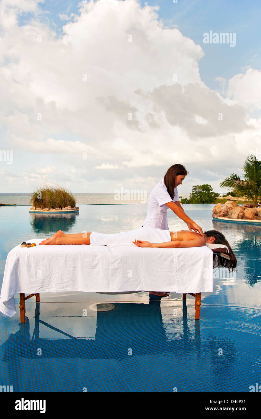 Massaggio a Pristine Bay Resort Foto Stock