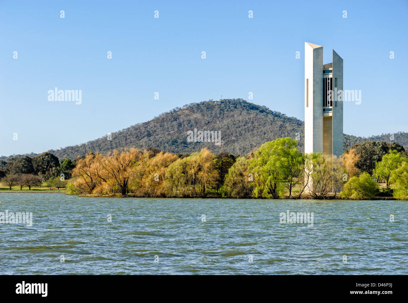 Il Carillon nazionale Tower, su Aspen isola nel Lago Burley Griffin, Canberra, Australia, con il Monte Ainslie in background. Foto Stock