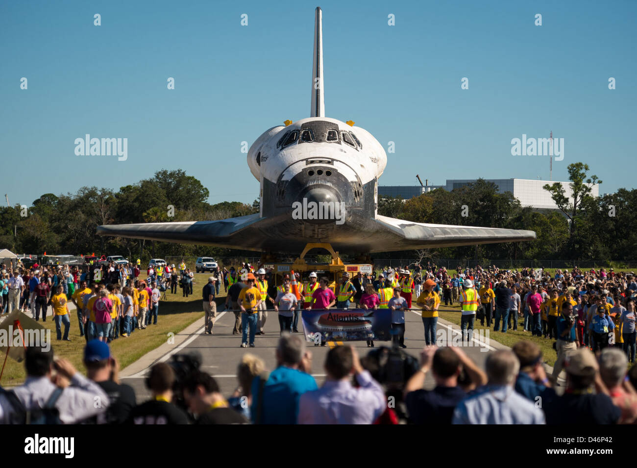 Lo Space Shuttle Atlantis fu trasferito a Cape Canaveral in preparazione del suo ritiro al Kennedy Space Center, segnando la fase finale della sua carriera operativa di 33 missioni. Foto Stock