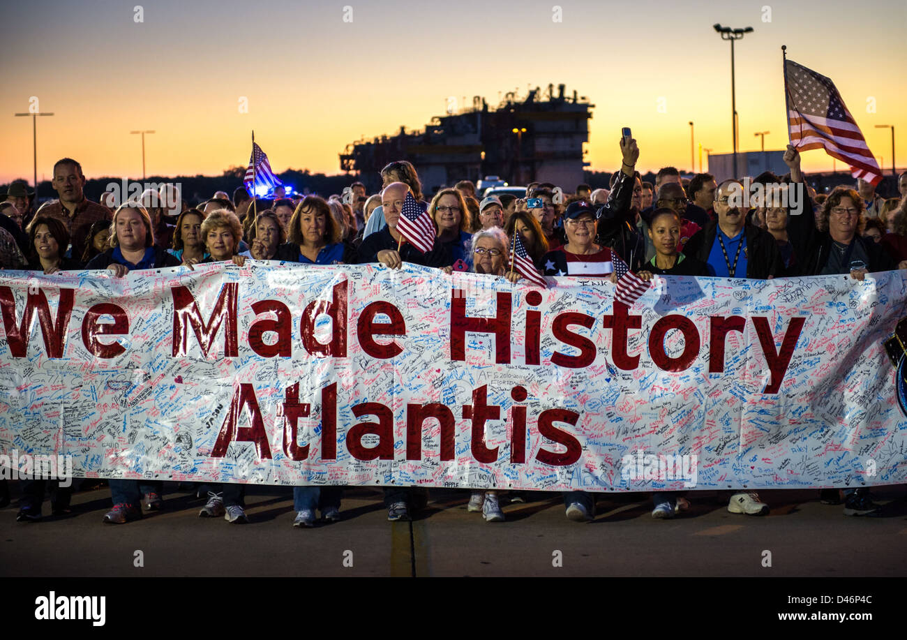 Lo Space Shuttle Atlantis è trasferito al Kennedy Space Center per essere esposto in modo permanente, concludendo la sua storia operativa all'interno del programma Shuttle della NASA. Foto Stock