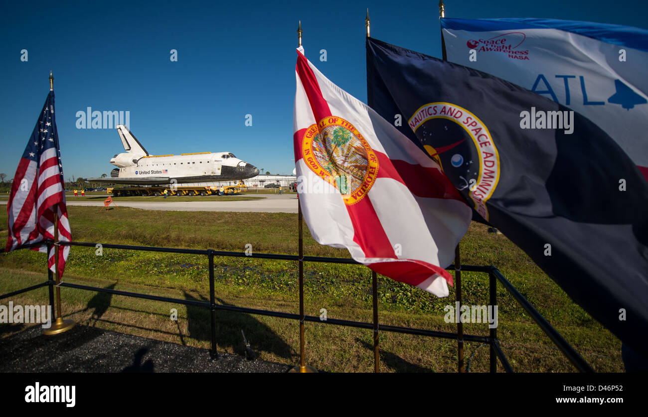 Lo Space Shuttle Atlantis è stato trasferito alla sua esposizione finale al Kennedy Space Center dopo il pensionamento, rappresentando il programma navetta della NASA, l'eredità dei voli spaziali umani, le missioni, l'ingegneria aerospaziale e l'educazione pubblica sull'esplorazione spaziale. Foto Stock