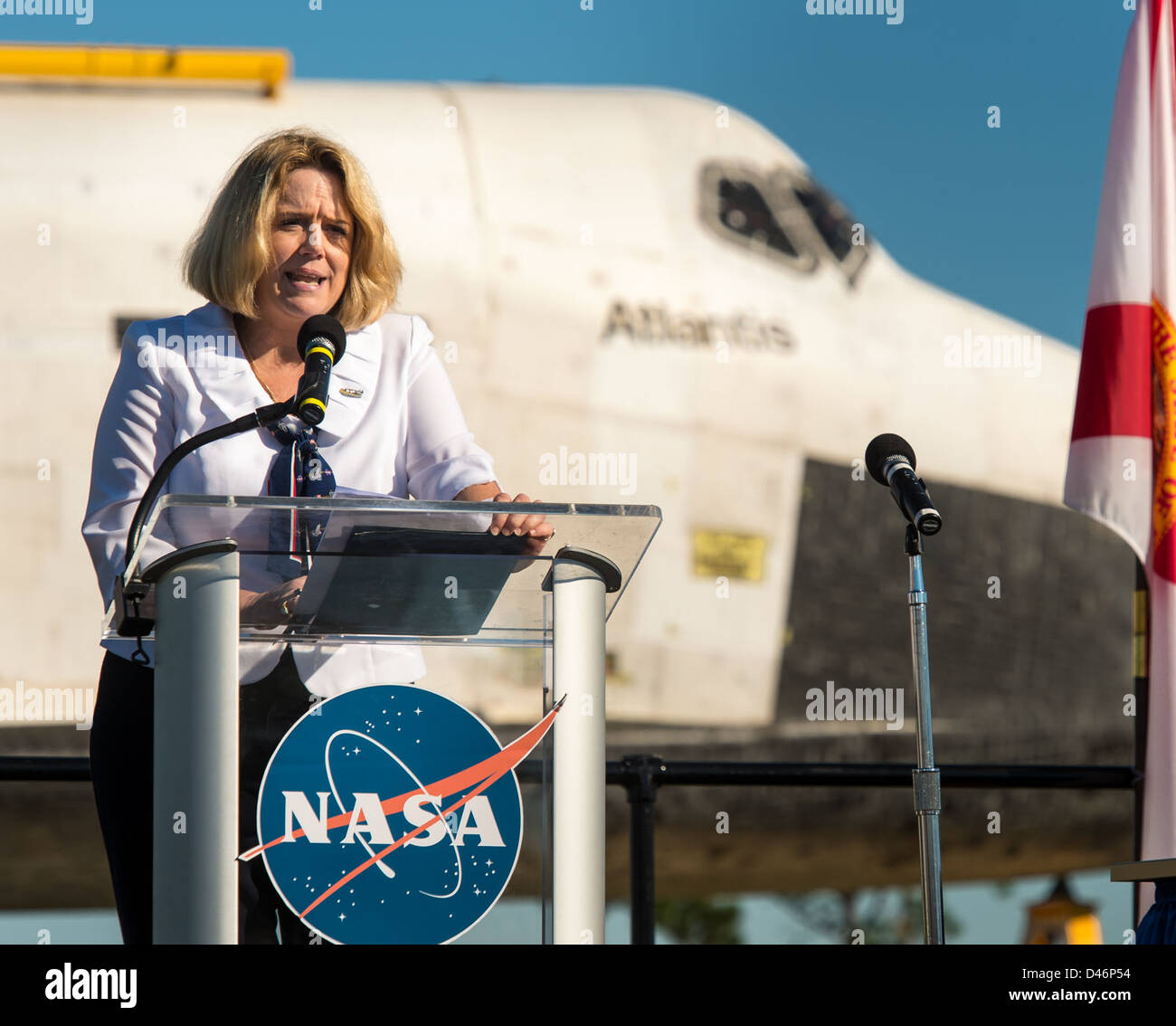 Lo Space Shuttle Atlantis (OV-104) si trasferì al Kennedy Space Center, Cape Canaveral, Florida, preparandosi per le missioni e le operazioni di navetta sotto la supervisione della NASA, supportato da personale e infrastrutture. Foto Stock