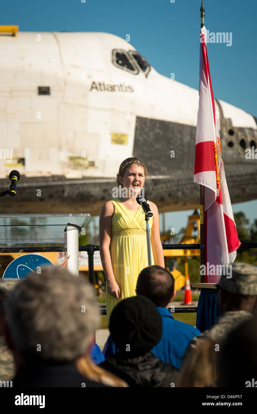 Lo Space Shuttle Atlantis (OV-104) è stato trasferito al Kennedy Space Center in Florida durante i preparativi per una missione, accompagnato da cerimonie tra cui l'inno nazionale e documentato dal fotografo della NASA Bill Ingalls. Foto Stock